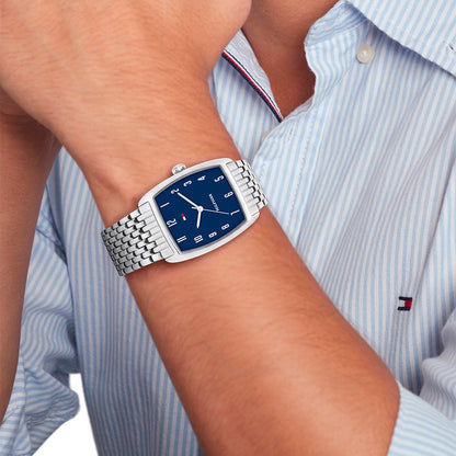 Herren-Armbanduhr Tommy Hilfiger am Handgelenk, blaues Zifferblatt, Metallarmband.