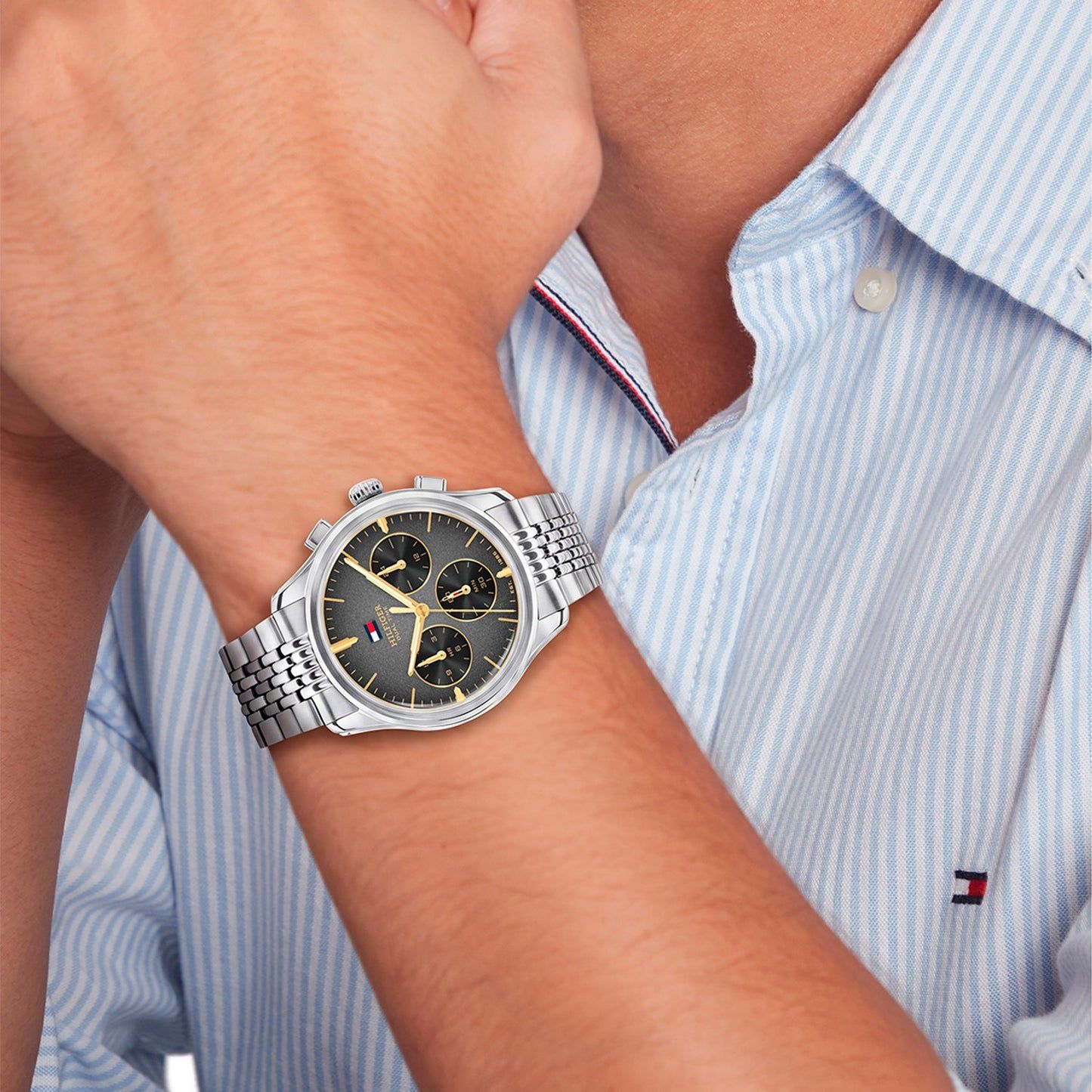 Tommy Hilfiger Herrenarmbanduhr mit silbernem Edelstahlband und schwarzem Zifferblatt