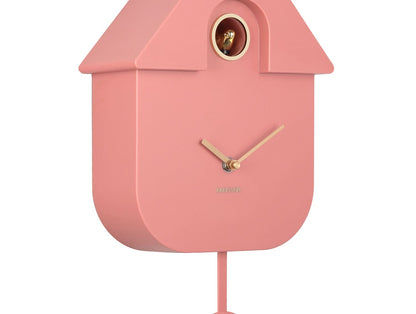 Horloge murale rose en forme de maison avec fenêtre ronde et aiguilles dorées