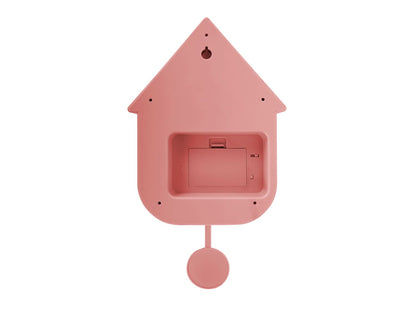 Horloge murale rose en forme de maison avec compartiment arrière ouvert et suspension