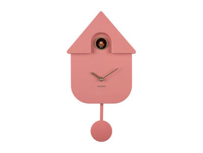 Horloge murale en forme de maison, de couleur rose, avec pendule et aiguilles