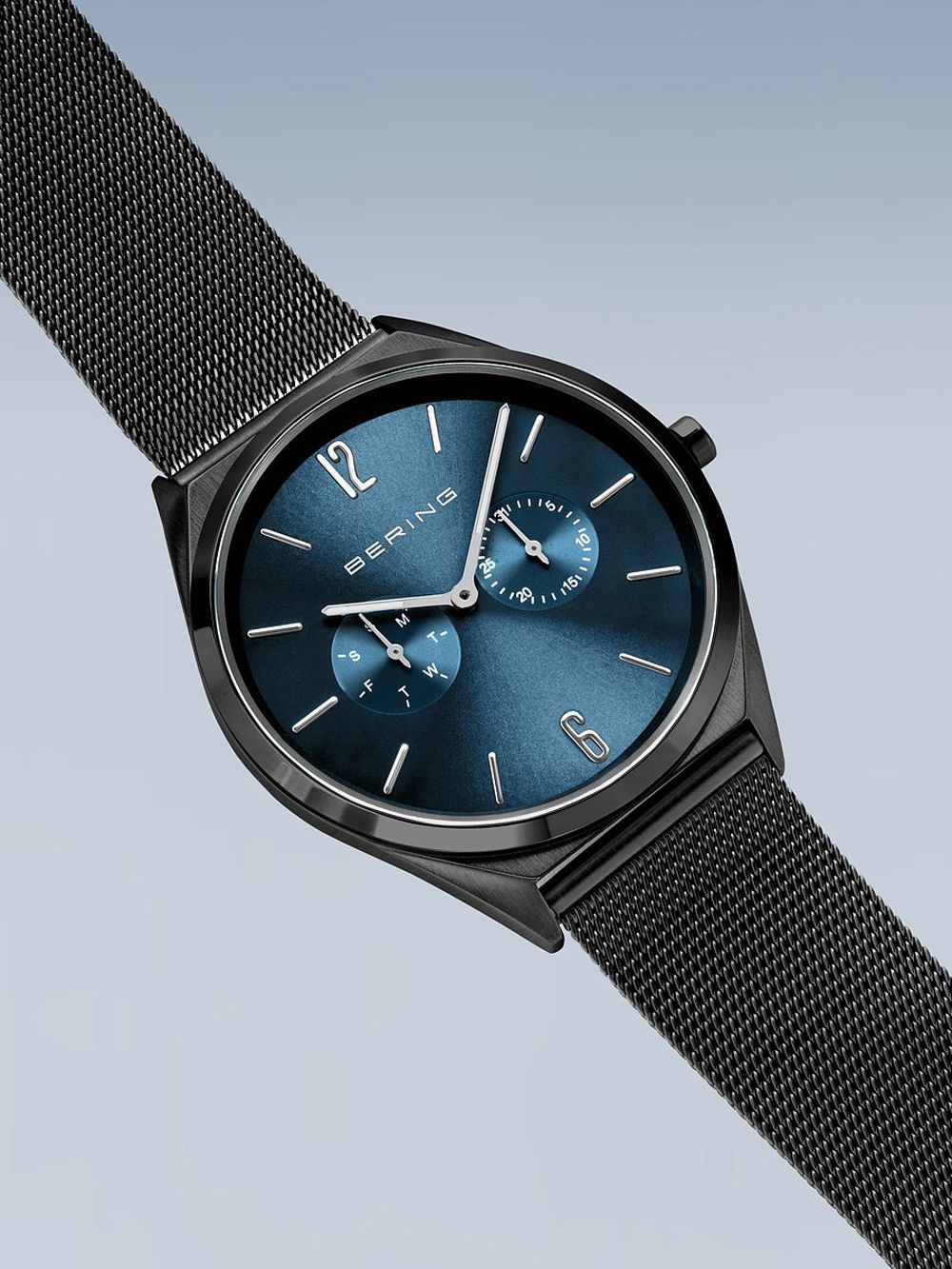 Herren-Uhr mit schwarzem Milanaise-Armband und blauem Zifferblatt, seitliche Ansicht