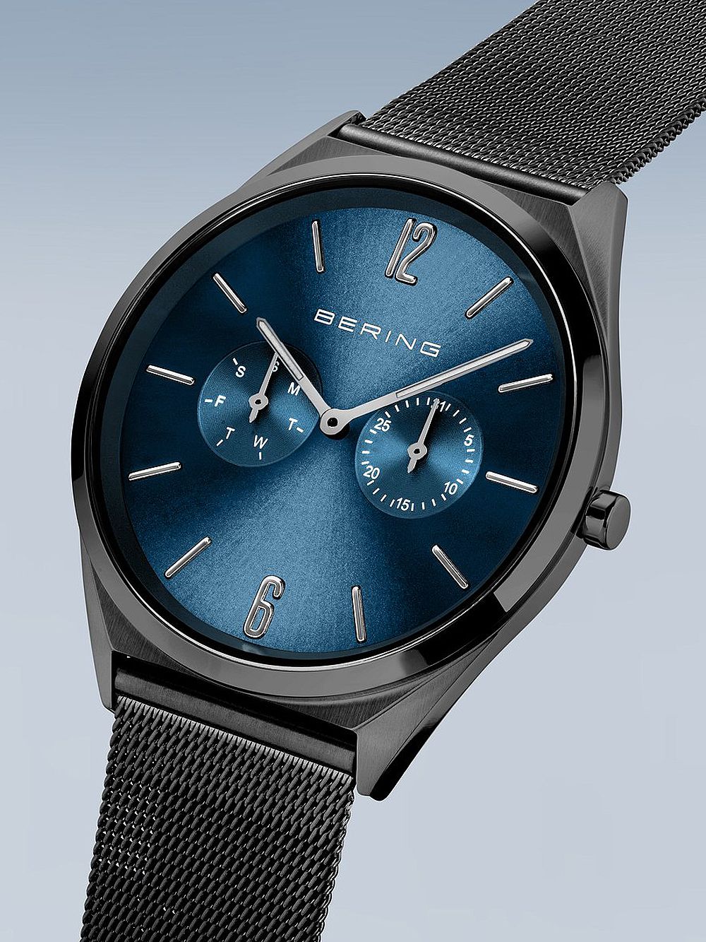 Herren-Uhr mit blauem Zifferblatt, schwarzem Milanaise-Armband und Ziffern bei 12 und 6