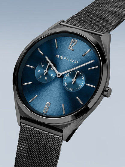 Herren-Uhr mit blauem Zifferblatt, schwarzem Milanaise-Armband und Ziffern bei 12 und 6