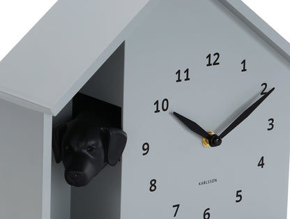 Horloge murale design maison, vue détaillée : tête de chien, cadran et aiguilles gris