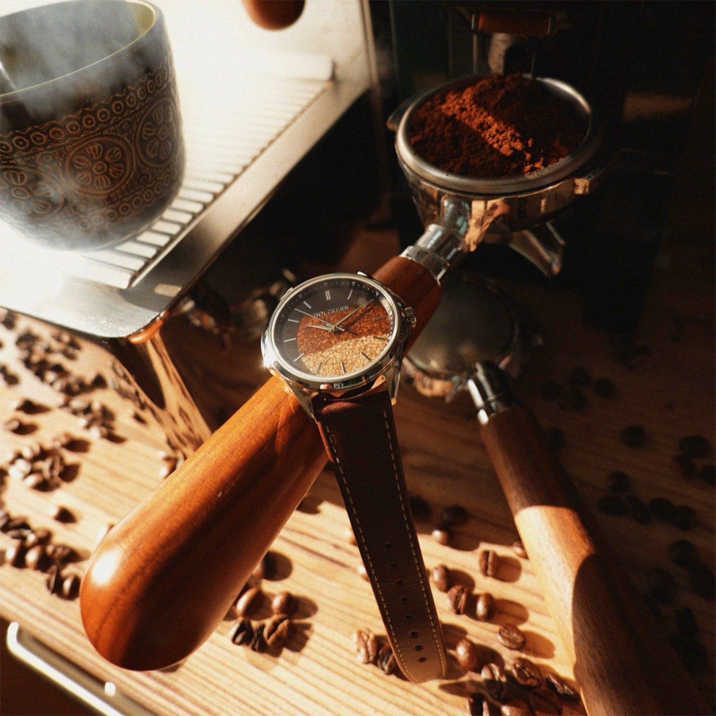 Holzkern Armbanduhr mit braunem Lederarmband und Kaffeebohnen-Zifferblatt auf Holzsockel