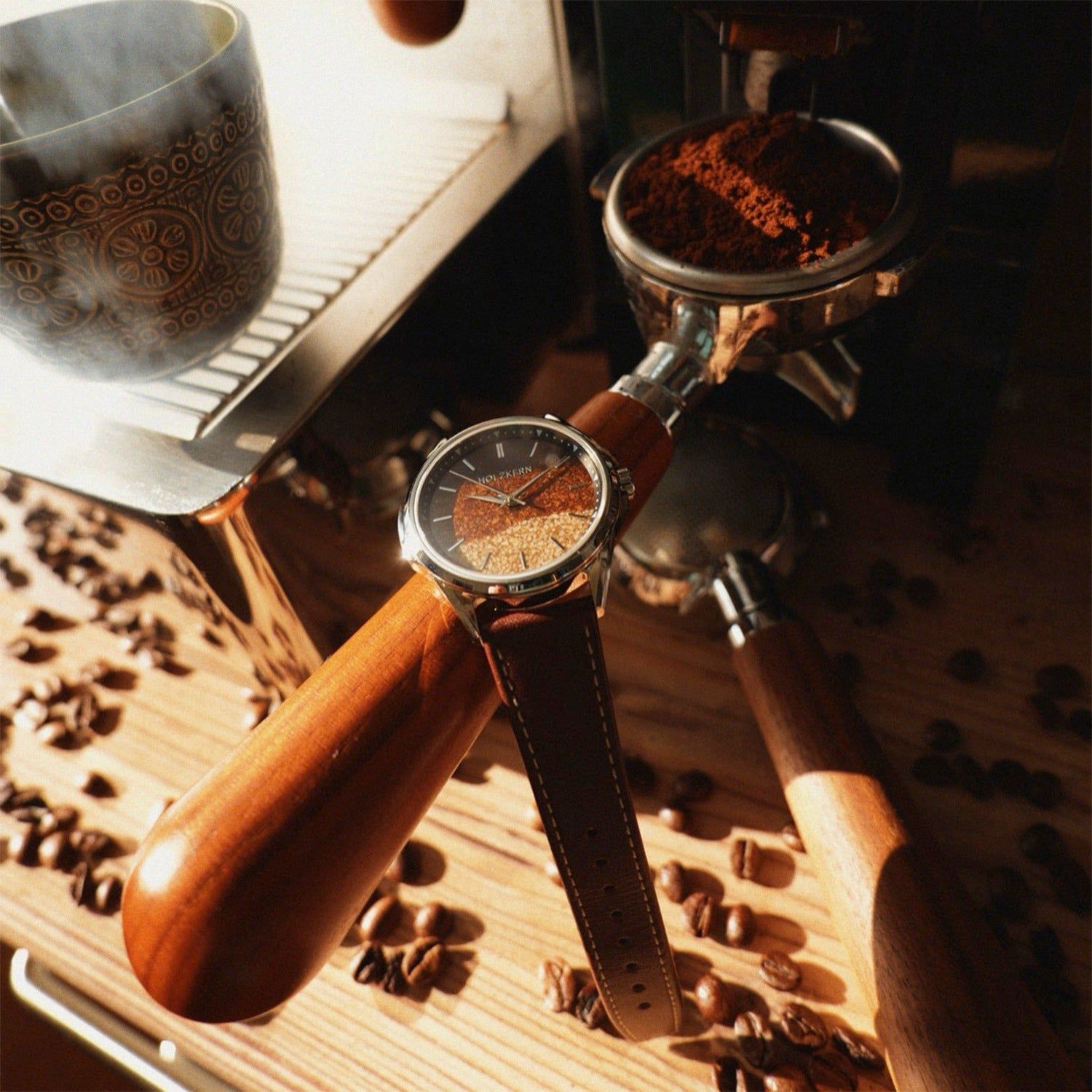 Holzkern Armbanduhr mit braunem Lederarmband und Kaffeebohnen-Zifferblatt auf Holzsockel