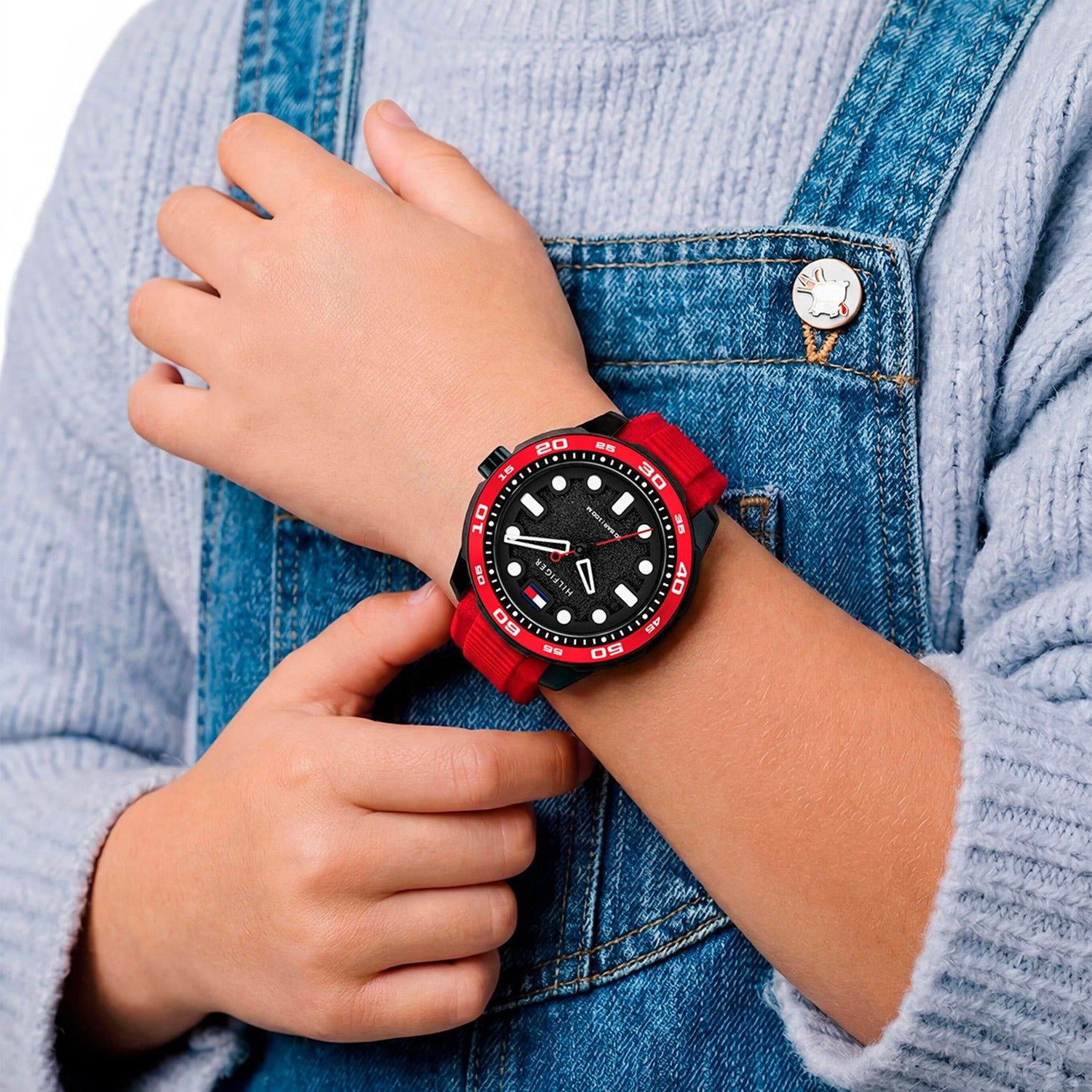 Tommy Hilfiger Regatta Herrenarmbanduhr mit rotem Silikonband und schwarzem Zifferblatt