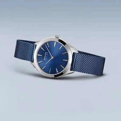 Bering Damenuhr mit blauem Zifferblatt und blauem Mesh-Armband, seitliche Ansicht