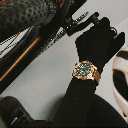 Herren-Chronograph: rundes Gehäuse in Gold, grünes Zifferblatt mit Chronographenziffern, Lederband.