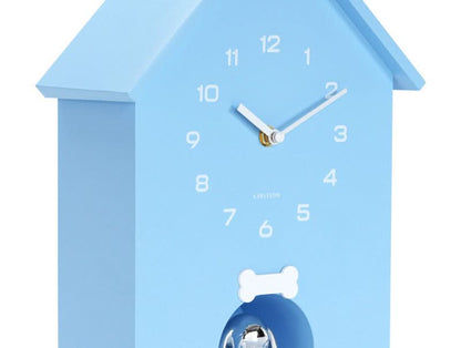 Karlsson Horloge murale : Gros plan sur la niche bleue pour chien avec chiffres et aiguilles