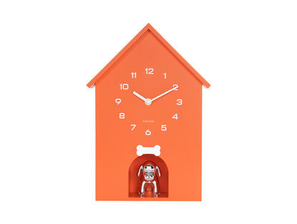 Horloge murale orange en forme de niche pour chien avec cadran et aiguilles