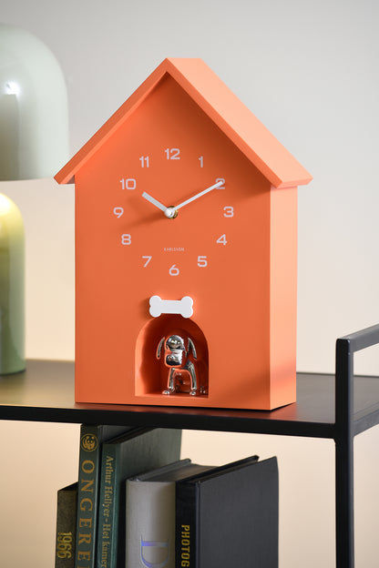 Horloge murale orange en forme de niche pour chien avec figurine de mouvement en bas