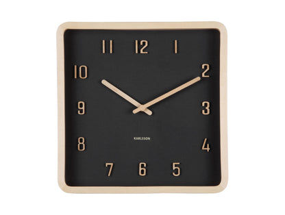Horloge murale carrée avec cadran noir, index et aiguilles dorés