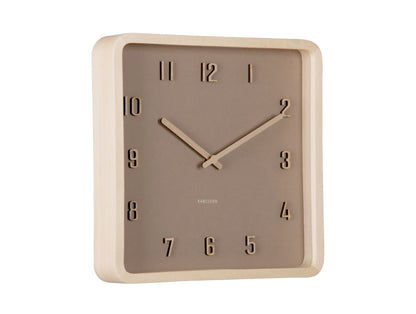 Horloge murale carrée : cadre en bois clair, cadran taupe, aiguilles et chiffres dorés