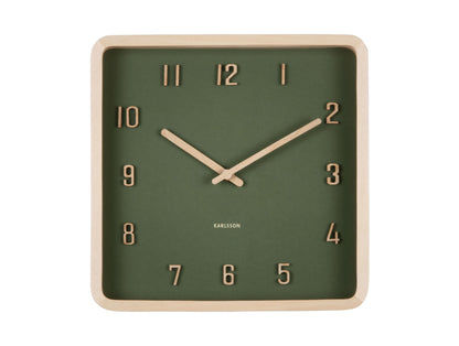 Horloge murale carrée avec cadran vert foncé, cadre en bois clair, aiguilles et index des heures