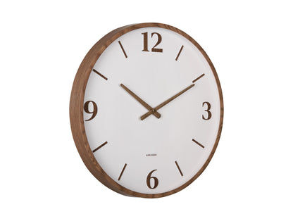 Horloge murale avec cadre aspect bois, cadran blanc et aiguilles dorées