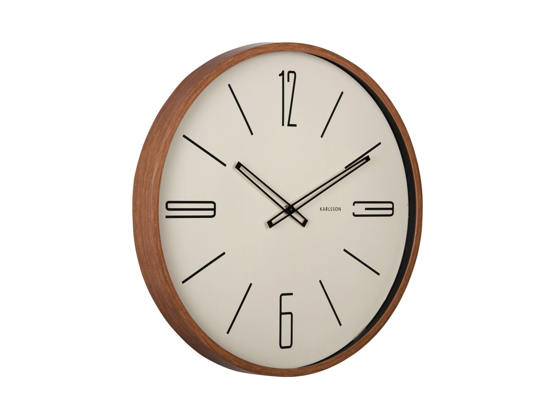 Grande horloge murale : cadre en bois couleur sable, cadran crème, aiguilles noires.