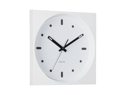 Horloge murale carrée avec cadre blanc et cadran rond, aiguilles noires