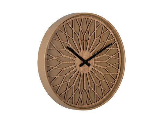 Horloge murale marron moka avec cadran géométrique et aiguilles noires