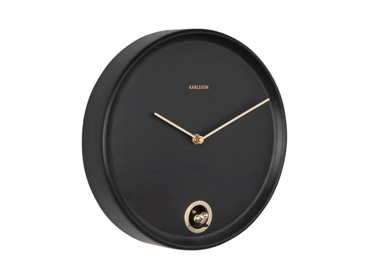 Horloge murale ronde avec cadran noir et aiguilles dorées, mécanisme en bas