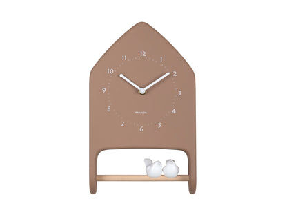 Horloge murale marron avec cadran et deux oiseaux blancs en bas à la sortie