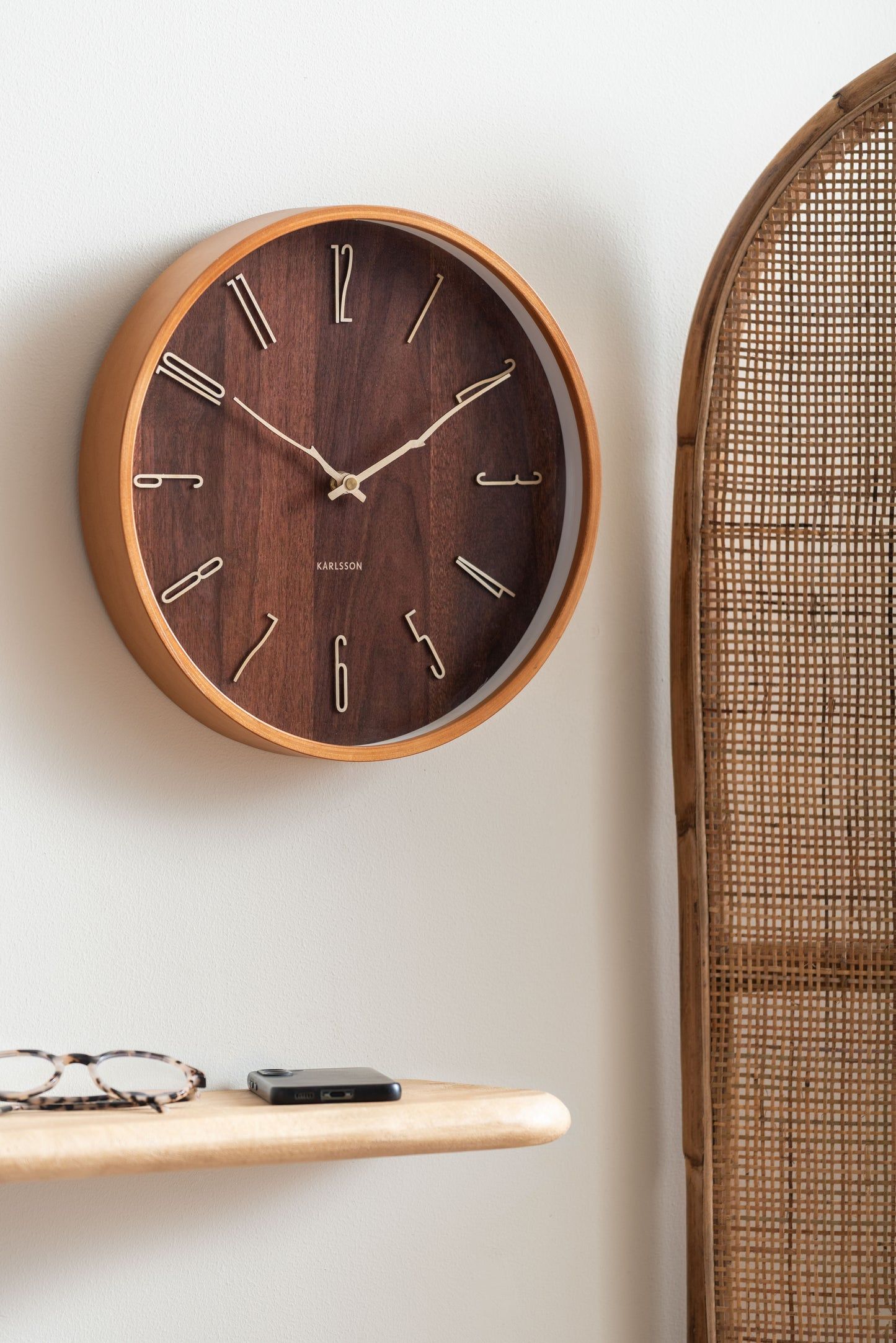 Horloge murale à monter au mur avec cadran en bois foncé, aiguilles dorées et cadre rond
