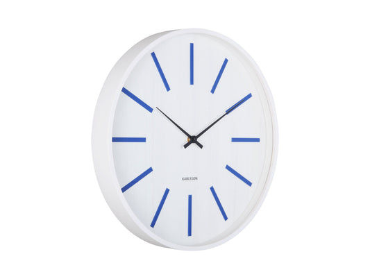 Horloge murale avec cadran blanc, index bleus et mécanisme d'aiguilles noir