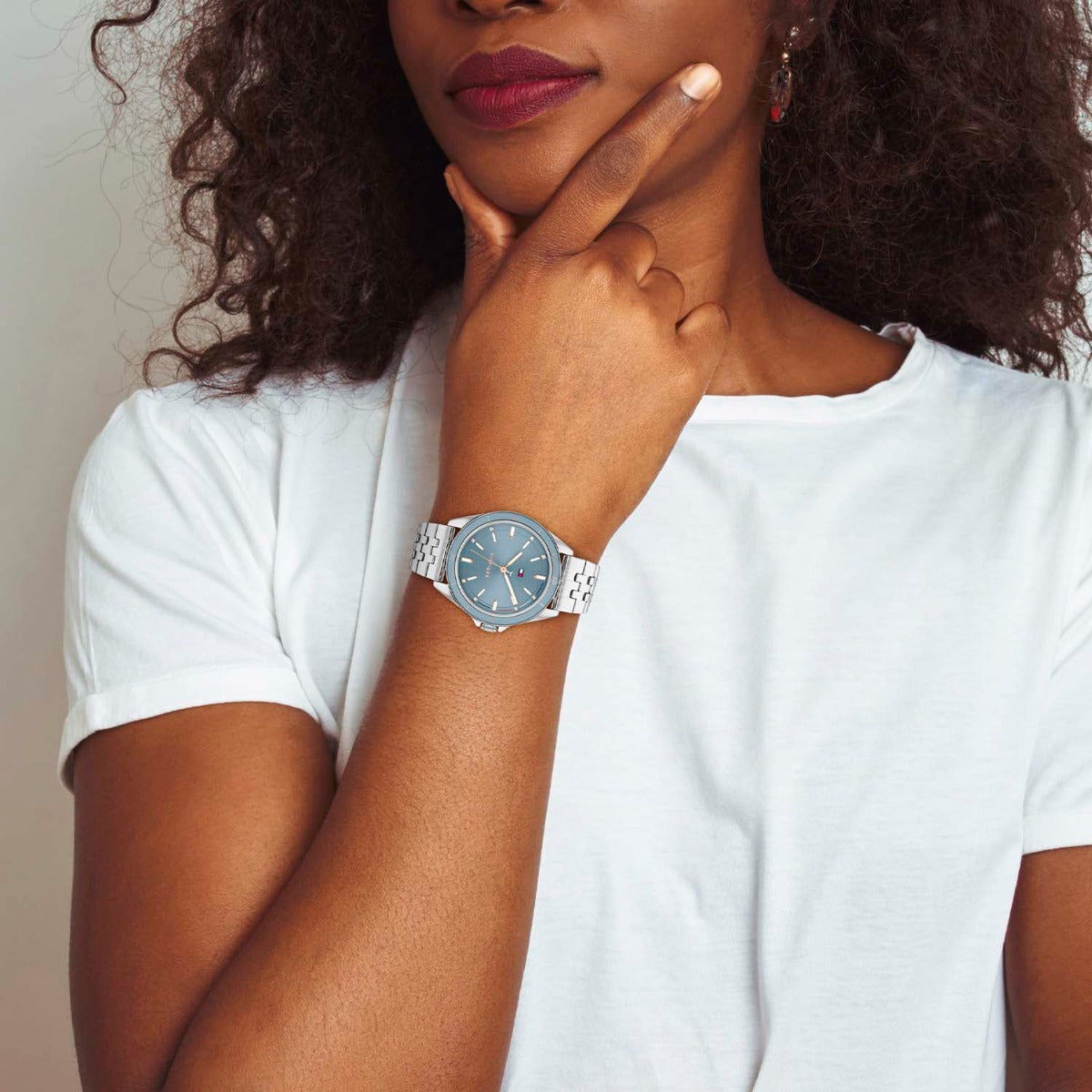 Tommy Hilfiger Damenarmbanduhr mit silbernem Metallband und blauem Zifferblatt