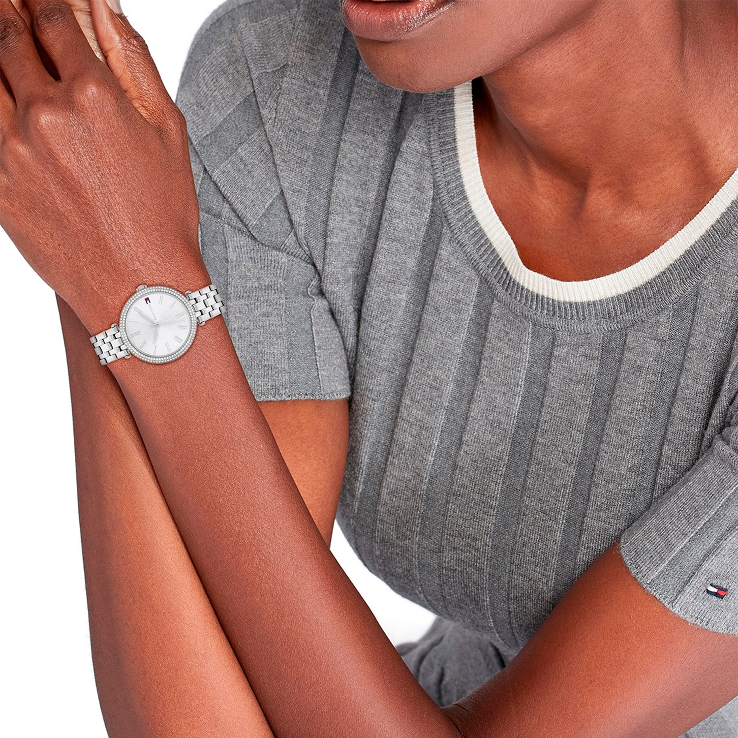 Silberfarbene Damenarmbanduhr mit rundem Zifferblatt, Zirkonia-Lünette und Metallarmband