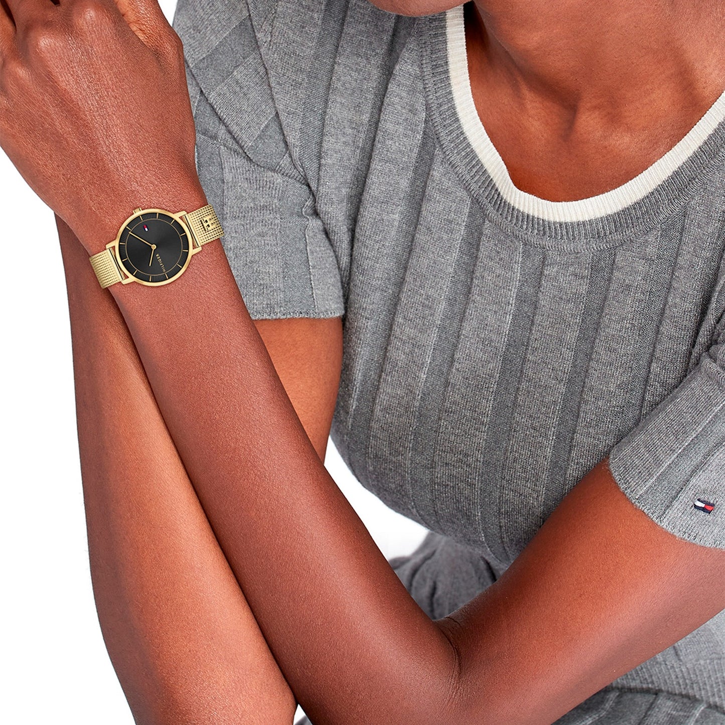 Tommy Hilfiger Damenarmbanduhr mit goldfarbenem Metallband und schwarzem Zifferblatt