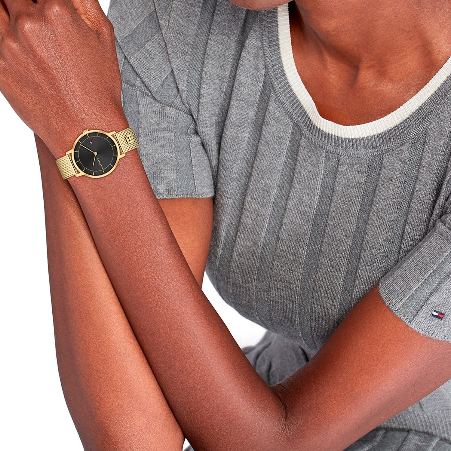 Tommy Hilfiger Damenarmbanduhr mit goldfarbenem Metallband und schwarzem Zifferblatt
