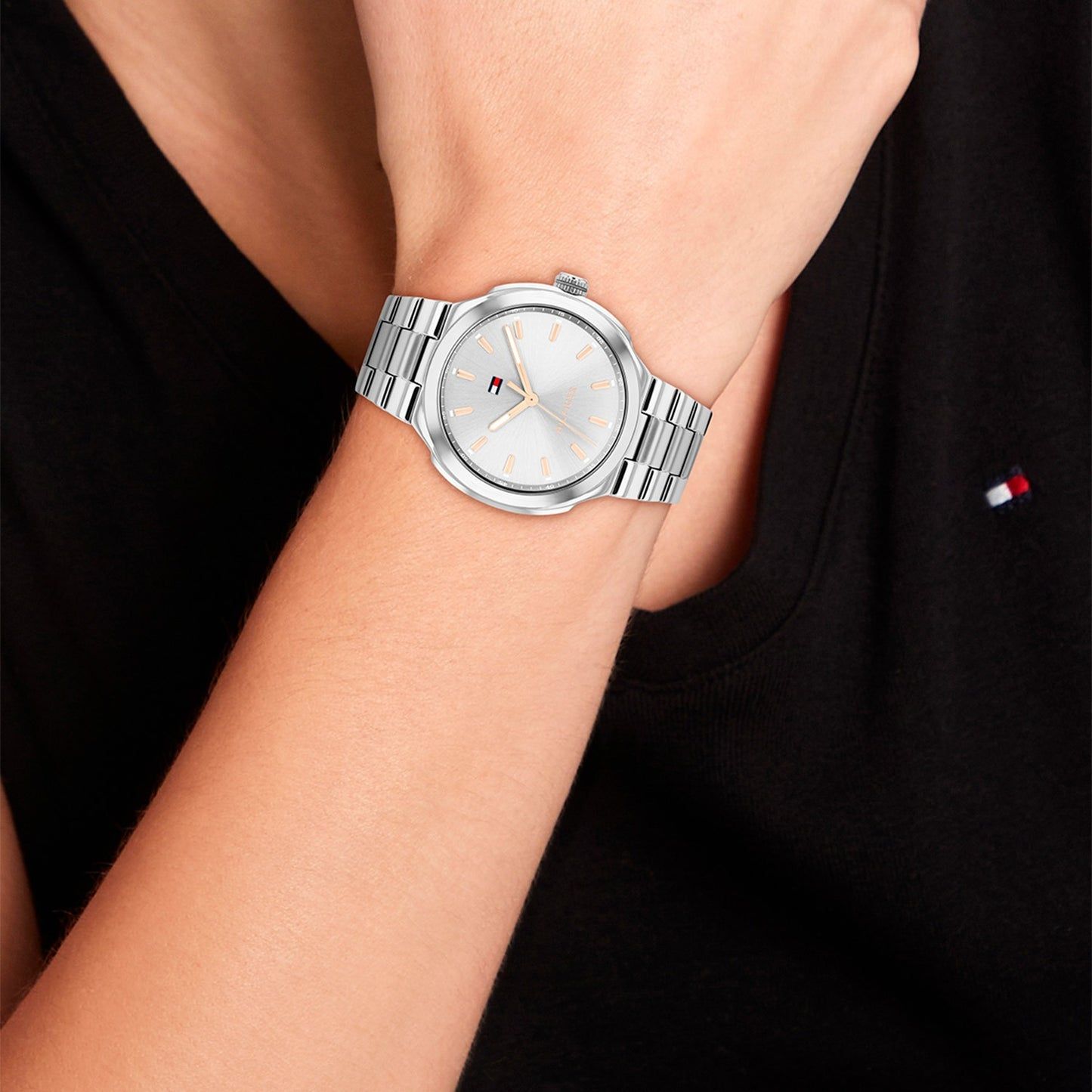 Damenarmbanduhr Tommy Hilfiger Georgia am Handgelenk, silbernes Edelstahlband, weißes Ziffernblatt