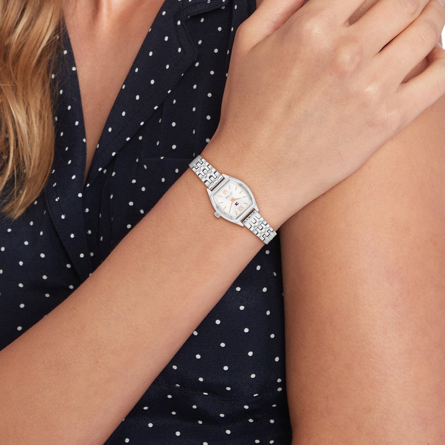 Tommy Hilfiger Damenarmbanduhr mit silbernem Edelstahlband und weißem Zifferblatt