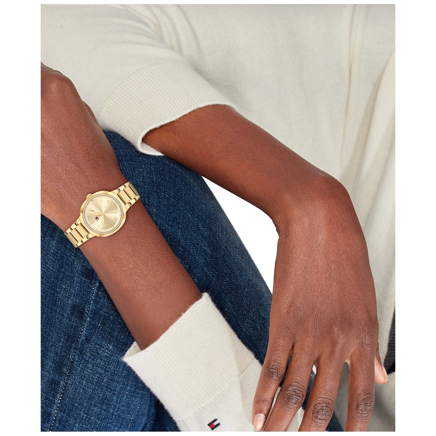 Damen-Armbanduhr mit goldfarbenem Metallarmband und rundem Zifferblatt am Handgelenk