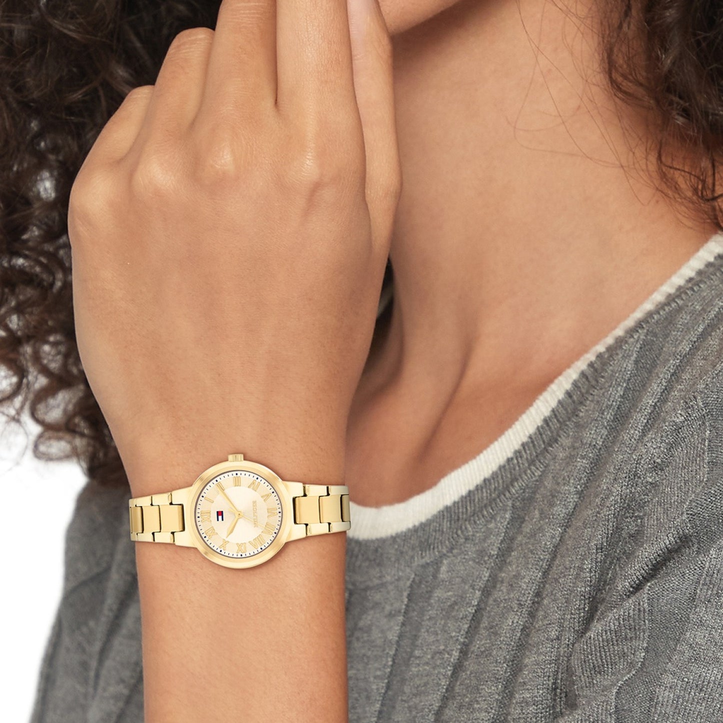Tommy Hilfiger Damenarmbanduhr mit goldfarbenem Metallarmband und weißem Zifferblatt