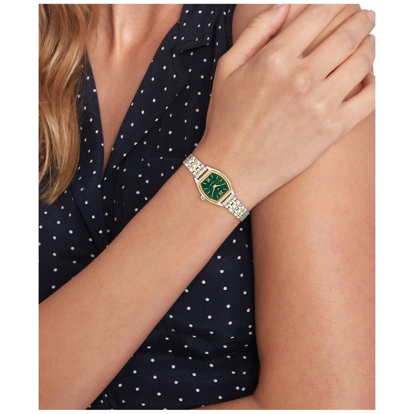 Damenarmbanduhr am Handgelenk mit grünem Zifferblatt und zweifarbigem Edelstahlarmband