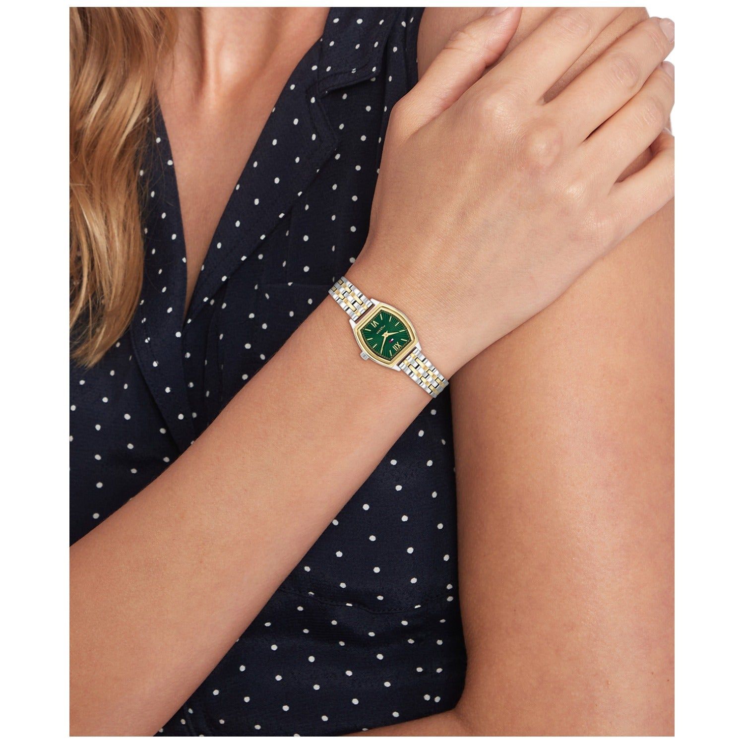 Damenarmbanduhr am Handgelenk mit grünem Zifferblatt und zweifarbigem Edelstahlarmband