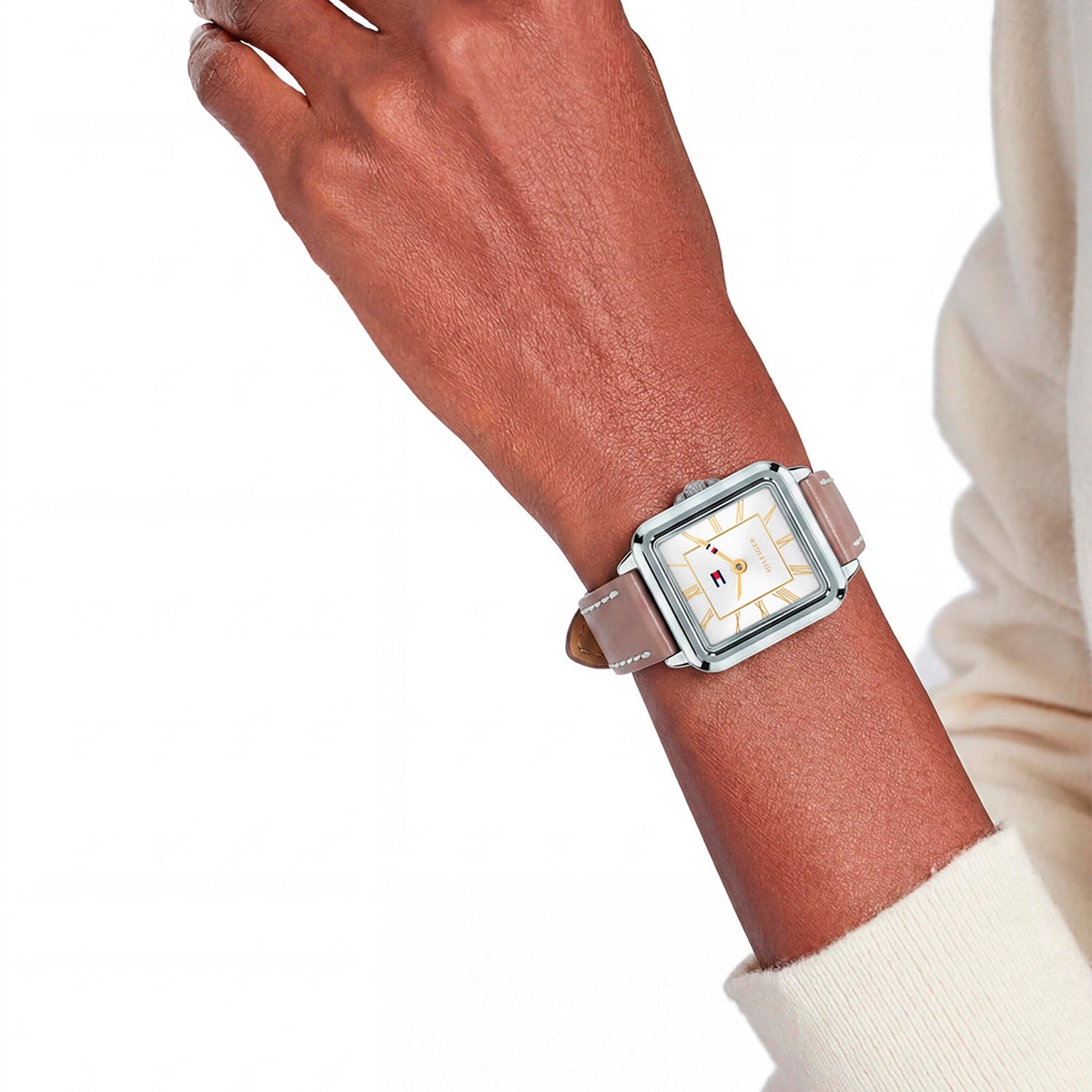 Tommy Hilfiger Damenarmbanduhr: quadratisches silbernes Gehäuse, braunes Lederband