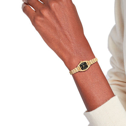 Tommy Hilfiger Damenarmbanduhr am Handgelenk mit goldfarbenem Gliederarmband