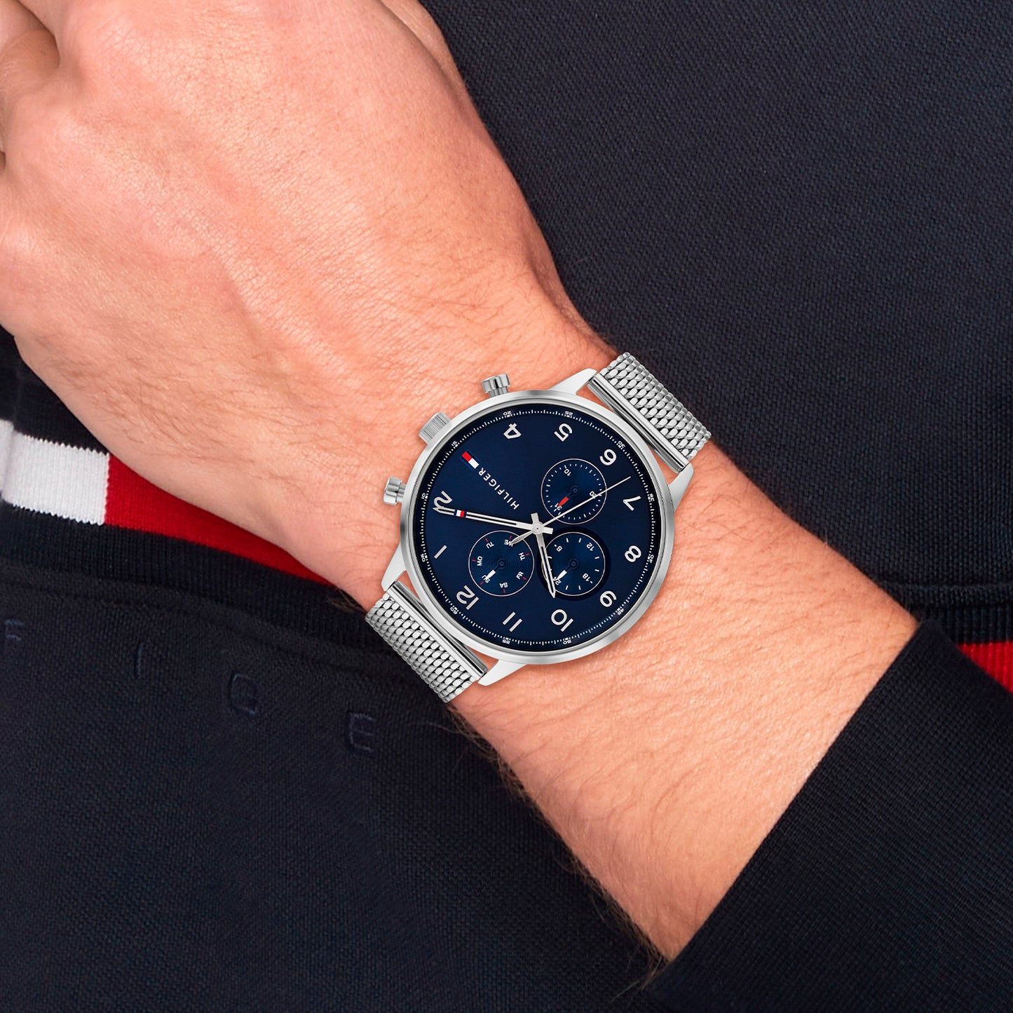Tommy Hilfiger Herrenchronograph mit blauem Zifferblatt und Edelstahl-Meshband, Chrono-Drückern