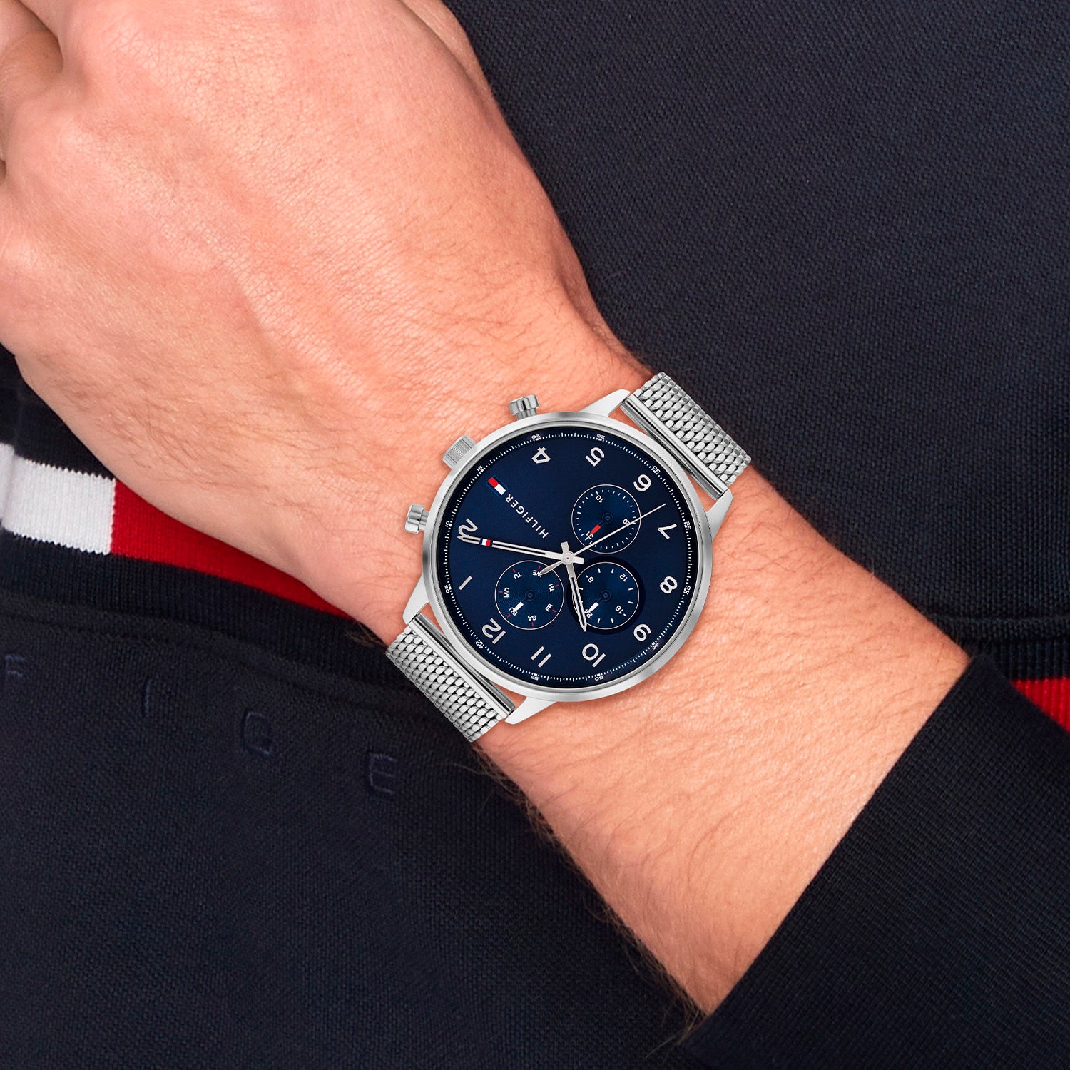 Tommy Hilfiger Herrenchronograph mit blauem Zifferblatt und Edelstahl-Meshband, Chrono-Drückern