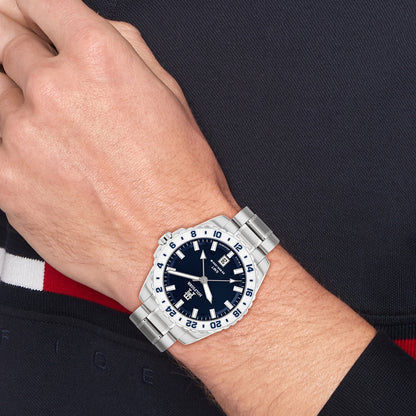 Damenarmbanduhr am Handgelenk mit blauem Zifferblatt und silbernem Metallarmband