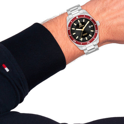 Herrenuhr am Handgelenk: silbernes Edelstahlband, schwarzes Zifferblatt, rote Minuten-Lünette
