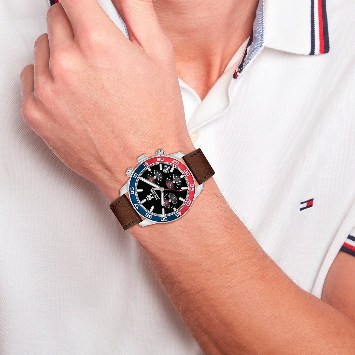 Tommy Hilfiger Herren-Quarzuhr mit braunem Lederband und roter Lünette