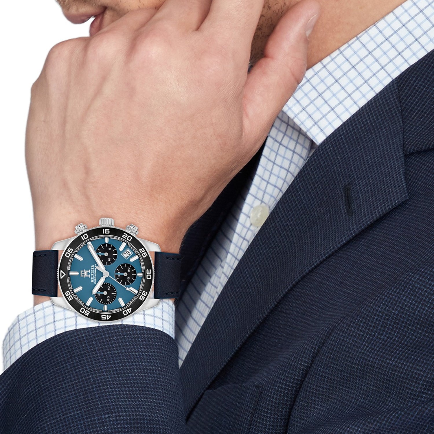 Herren-Chronograph mit blauem Lederarmband und blauem Zifferblatt, getragen am Handgelenk