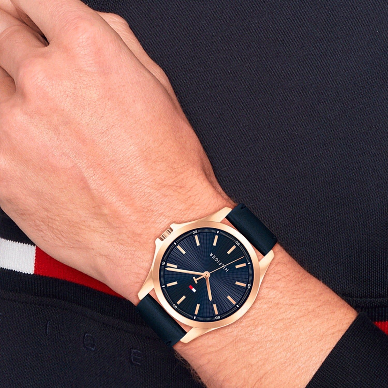 Tommy Hilfiger Herrenuhr mit blauem Zifferblatt und schwarzem Lederband am Handgelenk