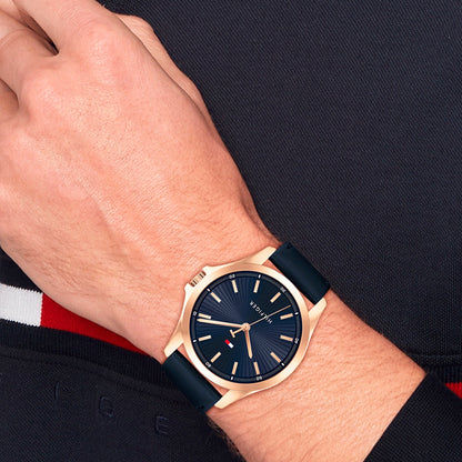 Tommy Hilfiger Herrenuhr mit blauem Zifferblatt und schwarzem Lederband am Handgelenk