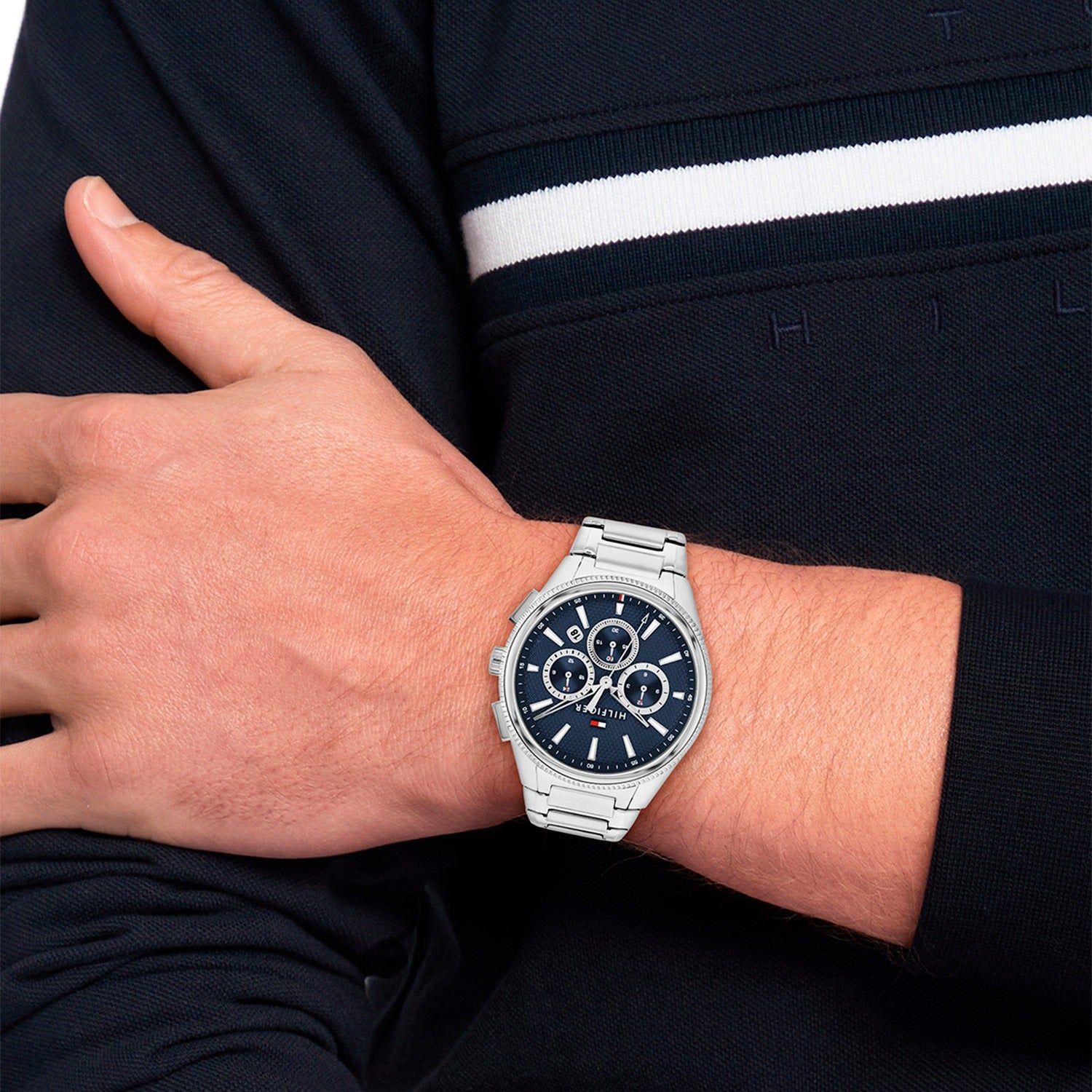 Tommy Hilfiger Armbanduhr am Handgelenk, blaues Zifferblatt, silbernes Edelstahlband