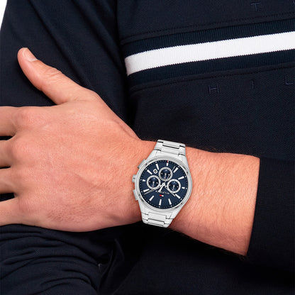 Tommy Hilfiger Armbanduhr am Handgelenk, blaues Zifferblatt, silbernes Edelstahlband